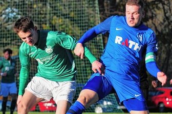 Negatives Paradebeispiel - Unsanft gestoppt: Die Lichtenberger Kicker um Johann Lange (l.) kassierten nach zwei Spielen ohne Niederlage ein bitteres 0:3 gegen den Meißner SV. Die Gäste deckten die Schwächen des SVL gnadenlos auf. 