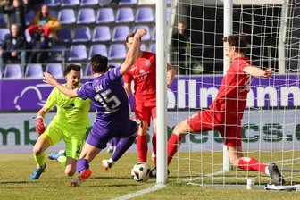 Negativserie beendet: FC Erzgebirge Aue feiert Arbeitssieg gegen Tabellenschlusslicht Unterhaching - Unterhaching kann den Ball in höchster Not von der Linie kratzen.
