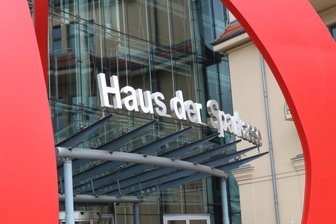 Negativzinsen bei der Sparkasse: Welche Kunden zahlen müssen - Das Haus der Sparkasse an der Crimmitschauer Straße in Zwickau. Einige Kunden des Geldinstitutes sehen sich mit Negativzinsen konfrontiert.