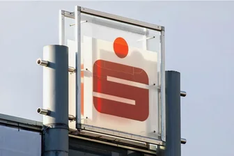 Negativzinsen: Rechtsstreit mit Sparkasse Vogtland geht in die nächste Runde - Die Sparkasse Vogtland hatte im Februar 2020 bei Girokonten ab 5000 Euro für neue Kunden ein sogenanntes Verwahrentgelt eingeführt. 