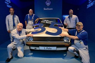 „Neid muss man sich erarbeiten“: So blicken Mitarbeiter auf den Start der VW-Fertigung in Zwickau vor 35 Jahren zurück - Fünf VW-Werker, die seit 35 Jahren in Mosel arbeiten: Jörn Kaiser (v. li.), Holger Simon, Uwe Meier, Lutz Zimmer und Udo Friedrich.