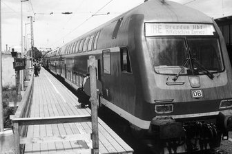 Neigetechnik hat sich nicht bewährt - An einem Behelfsbahnsteig in Zwickau steht ein Triebwagen der Baureihe 610 als Mittelsachsen-Express.