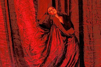 Nein heißt nein: Chemnitz startet mit bemerkenswert gewagter "Carmen" in die Opern-Spielzeit - Sophia Maeno als tödliche Carmen in Chemnitz. Foto: Nasser Hashemi/Oper Chemnitz