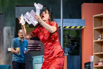 „Nein zum Geld“ am Mittelsächsischen Theater Freiberg: Wenn der Lottogewinn zum Alptraum wird - Hier eskaliert's: Fabian Vogt als Richard und Cornelia Wöß als Claire in der Komödie "Nein zum Geld" am Mittelsächsischen Theater in Freiberg.