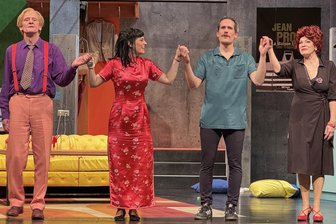Nein zum Geld - die komödiantische Groteske im Freiberger Theater - Michael Berger, Cornelia Wöß, Fabian Vogt und Juschka Spitzer (v.l.) wuppten den Abend am Freiberger Theater