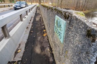 Nennigmühle: Brücke über die Flöha wird gebaut - Die einspurige Brücke über die Flöha im Bereich der Papierfabrik in Nennigmühle. Nun wird gebaut.