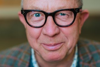 Neo-Rauch-Galerist Gerd Harry Lybke: „Der Wert eines Bildes hat nichts mit dem Preis zu tun“ - Kommt mit Witz und Biss durchs Leben: Gerd Harry Lybke aus Leipzig, einer der bedeutendsten Galeristen Deutschlands.