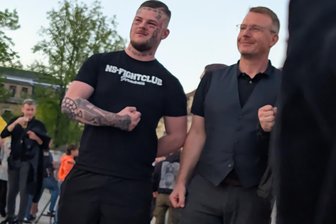 Neonazi beim Maifeuer in Freiberg – Foto zeigt ihn Arm an Arm mit Landrat Sven Krüger - Neonazi Lucas S. und Landrat Sven Krüger einträchtig beim Maifeuer am 30.4.2025 auf dem Freiberger Schlossplatz.
