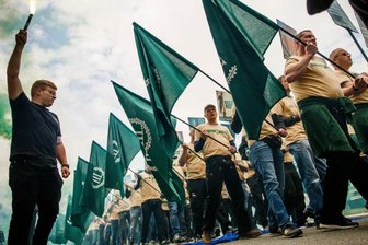 Aufmarsch von Vertretern der Partei "Der Dritte Weg" am 1. Mai 2019 in Plauen: Die Kreisstadt des Vogtlandes habe für die Gruppierung bundesweit eine zentrale Bedeutung, sagt Manuel Igl vom Unterstützerteam für Opfer rechter Gewalt. Der Trägerverein des Teams hat eine Außenstelle in Plauen eröffnet.