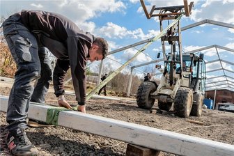 Neonfarben zum Frühlingsbeginn: Wechselburg bereitet sich auf Springbreak vor - Die Vorbereitungen für den Springbreak des Wechselburger Jugendclubs am Samstag sind in vollem Gange. Am Dienstag wurde das 45 x 15 Meter große Festzelt aufgebaut. Im Bild Niklas Blaß, einer der Jugendclubleiter. 