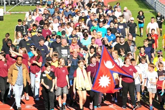 Nepallauf Freiberg: Knapp 66.000 Stadionrunden für den guten Zweck - Der 20. Nepallauf auf dem Rülein-Sportplatz in Freiberg war ein voller Erfolg. Die traditionelle Abschlussrunde liefen alle gemeinsam zum Queens-Klassiker „We are the Champion“.