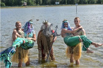 Neptun erscheint zum 90. Geburtstag des Strandbades Filzteich in Schneeberg - Neptun Thomas Hofmann (Mitte) und sein Gefolge sind aus dem Filzteich an Land gekommen.