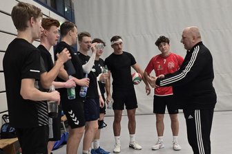 Nervenflattern bei der Saisonpremiere: Freiberger Volleyballer versemmeln Auftakt - Hatte nach der Niederlage in St. Egidien viel Redebedarf: VVF-Trainer Johannes Gyarmati (r.).