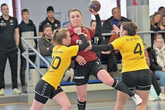 Nervenflattern kostet den Sieg - Sarah Riedel (Mitte) tankt sich gegen die Plauenerinnen Lina Kalkreuter (l.) und Michelle Rieger durch. Die Zwönitzerin spielte auf Rechtsaußen und steuerte drei Tore zum Ergebnis bei.