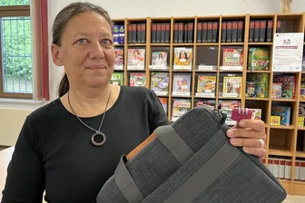 Nervenkitzel im Erzgebirge: Escape-Game in der Stadtbibliothek Schwarzenberg erweist sich als harte Nuss - Cornelia Krätzschmar zeigt das Schloss, das es zuerst zu knacken gilt.