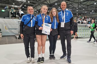 Nervenkitzel zu später Stunde beim Leipziger Turnfest: Gymnasiastin aus Brand-Erbisdorf wird Deutsche Meisterin - Tolles Turnfest: Romy Müller (2. v. l.) gewann in Leipzig den DM-Titel im Freestyle. Mama Katrin (l.) sowie Vereinskollegin Johanna Wiegand und Trainer Steffen Böhme freuten sich mit.