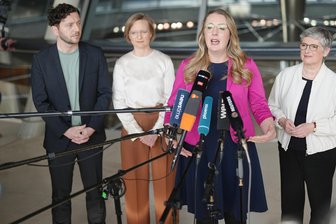 Nervenkrieg um Schuldenbremse: Die Grünen sagen erst einmal Nein - Da stehen sie und können nicht anders – als eine Änderung der Schuldenbremse abzulehnen (v.l.): die beiden Parteichefs der Grünen, Felix Banaszak und Franziska Brantner, sowie die beiden Fraktionsvorsitzenden der Grünen Katharina Dröge und Britta Haßelmann.