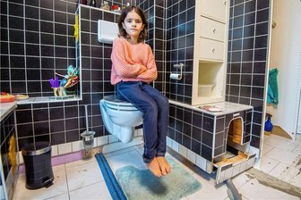 Nervenkrieg, Wasserschäden, das Bad als Baustelle: Niederdorfer Familie lebt in der Stress-Wohnung - Desolate Zustände, vor allem im Bad: Tochter Hermine Kunel kommt mit den Füßen nicht auf den Boden. Kein Wunder, denn dieser ist weg wegen der Wasserschäden. Die Reparaturen sind bis heute ungeklärt. 