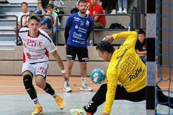 Nervenschlacht für Spieler und Fans - Jan Kacin (links) netzte sechsmal für den HC Einheit Plauen gegen Glauchau/Meerane ein.