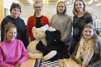 Nervenstarke Schachmiezen - Das Team der Rodewischer Schachmiezen: Julia Movsesjan (stehend von links), Alicja Sliwicka, Magdalena Miturova und Zuzana Hagarova, Melanie Lubbe (sitzend von links) und Fiona Sieber.