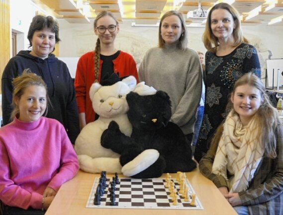 Nervenstarke Schachmiezen - Das Team der Rodewischer Schachmiezen: Julia Movsesjan (stehend von links), Alicja Sliwicka, Magdalena Miturova und Zuzana Hagarova, Melanie Lubbe (sitzend von links) und Fiona Sieber.