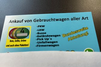 Nervige Karten am Auto: Was Oelsnitz darf und was nicht - In Oelsnitz wurden wieder Visitenkarten an Autos gesteckt – laut Stadt ohne Genehmigung.