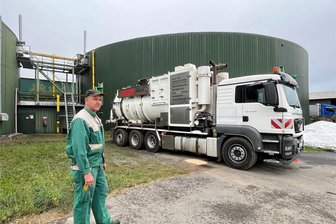 Nerviger Brummton in Reichenbach: Das ist die unerwartete Ursache - Der stellvertretende Anlagenleiter Steffen Clausing vor dem Spezialfahrzeug der Firma Berndt Vakuumsaugtechnik aus Kesselsdorf, die an der Biogasanlage in Rotschau im Einsatz ist.