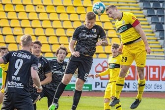 Nervöser VFC zittert sich zum Unentschieden - Augen zu und durch: Lucas Albert (rechts) stürzt sich ins Kopfballduell. In der Schlussminute sicherte er den Plauenern mit seinem Ausgleichstor zumindest noch einen Punkt gegen den FC Grimma.