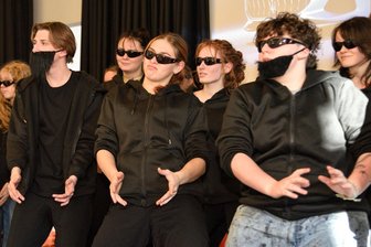 Nervosität und Vorfreude vor großem Auftritt: Oelsnitzer Schüler bieten in Bad Elster ein emotionales Theaterstück dar - Das neue Theaterstück „Wer macht schon gerne Mittagsschlaf" von den Schülern des Theater-Grundkurses des Julius-Mosen-Gymnasiums Oelsnitz wird am Donnerstag und Freitag, jeweils 19.30 Uhr im König-Albert-Theater in Bad Elster aufgeführt.