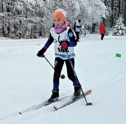 Nervosität weicht der Freude - Skilangläuferin Lara Rudolph vom ATSV Gebirge/Gelobtland erkämpfte beim Sachsenpokal in Grünbach den Sieg in der AK 10. 