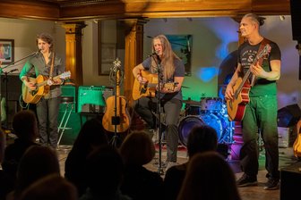 Nessaja-Konzert mit Songs von Peter Maffay in Göltzschtalgalerie - Das Foto zeigt drei der vier Nessaja-Musiker bei einem früheren Konzert in der Auerbacher Göltzschtalgalerie.