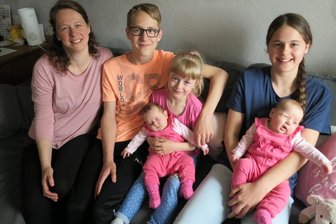 Nesthäkchen folgen nochmals Zwillinge - Mutter Jenny mit ihren großen Zwillingen David und Sarah, Nesthäkchen Elena sowie den Neuankömmlingen Clara und Marie. 