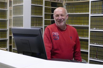 Netflix, Amazon und Co. zum Trotz: Warum ein Erzgebirger eine der letzten Videotheken Deutschlands betreibt - Seit 1990 steht Reiner Pabsdorf hinter dem Tresen der Starlight-Videothek in Annaberg-Buchholz.