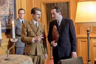 Netflix-Film "München - Im Angesicht des Todes": In 24 Stunden zur Hitler-Rolle - Ulrich Matthes (Mitte) als Hitler in einer Szene des Spielfilms "München - Im Angesicht des Krieges". Geschildert werden fiktive Ereignisse während der Unterzeichnung des Münchner Abkommens im September 1938, bei dem die Regierungschefs Adolf Hitler, Neville Chamberlain, Édouard Daladier und Benito Mussolini die Abtretung der sudetendeutschen Gebiete der Tschechoslowakei an das Deutsche Reich vereinbarten. Der Film basiert auf dem Roman "Munich" von Robert Harris. 
