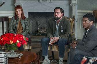 Netflix-Hit "Don't Look Up": Apokalypse, na und?! - Bedröppelt vor einer ignoranten Regierung: Jennifer Lawrence, Leonardo DiCaprio und Rob Morgan als warnende Wissenschaftler in der Netflix-Komödie "Don't Look Up".