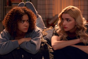Netflix-Serienhit "Ginny & Georgia": Erwachsenwerden weckt den Killerinstinkt! - Ginny & Georgia: Antonia Gentry (links) und Brianne Howey (rechts) als abgründiges Mutter-Tochter-Gespann.