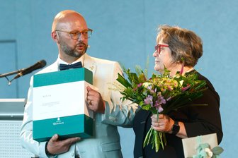 Nette Geste oder Fehltritt? Bürgermeister aus Westsachsen verleiht Ehrenpokal an eigene Mutter - „Ohne dich wäre ich heute nicht der Mensch und der Bürgermeister, der ich bin“: Daniel Röthig ehrt seine Mutter Elke.