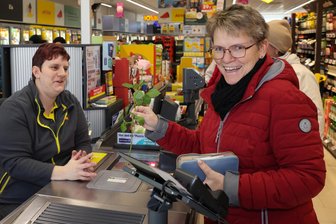 Netto-Markt im Erzgebirge öffnet nach kurzer Umbau-Pause mit vielen Neuerungen - Netto-Mitarbeiterin Ramona Bauske (l.) überrascht Kundin Katrin Voigt aus dem Stadtteil mit einer Rose.