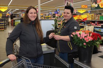Netto-Markt im Erzgebirge wiedereröffnet: Das sagen Kunden zum neuen Einkaufskonzept - Die Kunden und Kundinnen, Stefanie Schneider aus Pöhla (l.), erhielten zur Wiedereröffnung am Dienstag in Raschau eine Rose von Netto-Mitarbeiterin Manja Kummer.