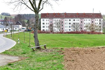 Netto-Markt in Oberbobritzsch: Die Entscheidung ist gefallen - Auf dieser Wiese am Ortseingang von Oberbobritzsch aus Richtung Pretzschendorf will eine Immobilienfirma aus Leipzig einen Netto-Markt bauen. Die Pläne waren am Donnerstagabend ein Thema in der Sitzung des Gemeinderates von Bobritzsch-Hilbersdorf.