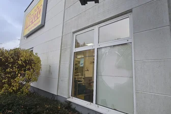 Netto-Markt in Plauen mit Pflasterstein angegriffen: Polizei sucht Täter - In der Nacht zum Donnerstag wurde der Netto auf der Plauener Moorstraße angegriffen.