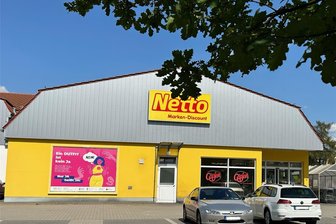 Netto-Neubau in Flöha soll bis Sommer 2025 fertig sein - Der Netto-Markt in Flöha an der Bahnhofstraße wurde 2008 eröffnet und 2019 modernisiert. Jetzt weicht das Gebäude einem Neubau.