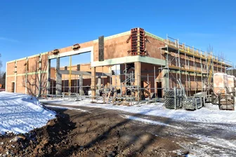 Netto-Neubau in Flöha: Warum der Imbissbereich deutlich größer ausfällt - Der Rohbau des neuen Netto-Marktes in Flöha steht.