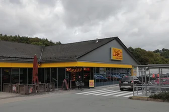 Netto öffnet in Annaberg samt Selbstbedienungskasse: Klappt das auf Anhieb? - Etwa sechs Wochen lang war der Netto-Markt am unteren Bahnhof geschlossen. Seit Dienstag steht er mit Neuerungen wieder offen. Das gilt auch für den Außenbereich.