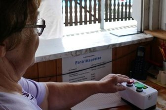 "Netz der Dinge" verrät Besucherzahl - Dank der neuen Technik reicht ein Knopfdruck von Ria Melzer, um die Angaben im Internet auf den neuesten Stand zu bringen.
