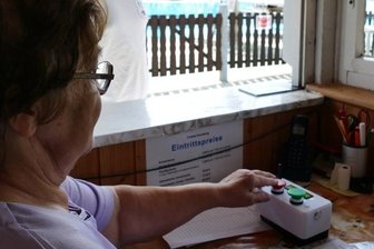 "Netz der Dinge" verrät die Besucherzahl im Freibad - Dank der neuen Technik reicht ein Knopfdruck von Ria Melzer, um die Angaben im Internet auf den neuesten Stand zu bringen.