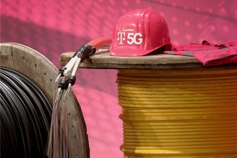 Netzbetreiber machen Tempo beim Infrastrukturausbau für 5G - Mit dieser Dekoration, die einen Arbeitsschutzhelm mit 5G-Schriftzug auf Kabeltrommeln zeigt, wollte die Deutsche Telekom zur Bekanntgabe ihrer jüngsten Quartalszahlen vor wenigen Tagen auf den Ausbau der Infrastruktur für das 5G-Netz aufmerksam machen.