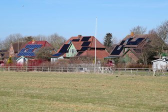 Netznutzung: Höherer Grundpreis für PV-Anlagen geplant - Haushalte mit PV-Anlagen sollen sich künftig stärker an der Netzfinanzierung beteiligen. (Symbolbild)
