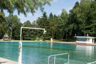 Netzschkau: Bürgermeister bringt Hallenbad-Idee ins Spiel - Mit 3640 Quadratmetern Wasserfläche hat Netzschkau das größte Freibad der Region. Doch es leckt gewaltig. 