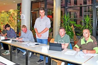 Netzschkau: Bürgermeister rüffelt seine Stadträte - Ramon Purfürst (stehend) wurde bei der Stadtratssitzung vereidigt. Er rückt für Rita Paatsch nach.